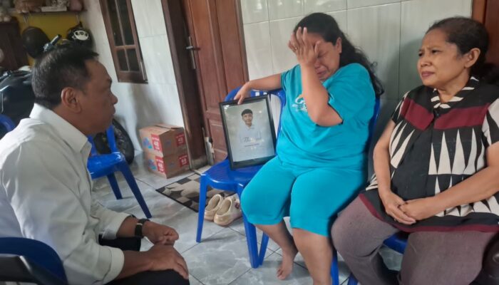 Keluarga Thomas Menangis Saat Legislator DPRD Surabaya Datang Melayat, Minta Keadilan Ditegakkan