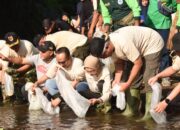 Jaga Sumber Kehidupan, Wali Kota Kediri Pimpin Aksi Bersih Sungai Kedak Bersama Warga