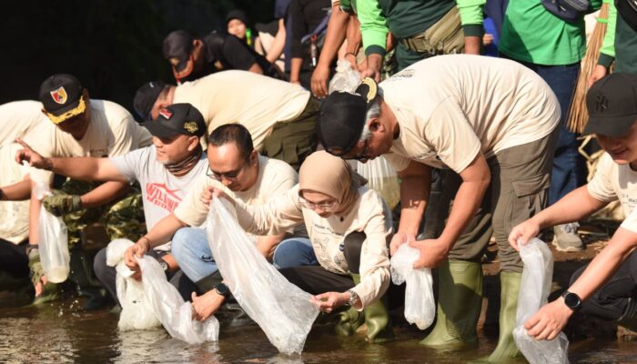 Jaga Sumber Kehidupan, Wali Kota Kediri Pimpin Aksi Bersih Sungai Kedak Bersama Warga