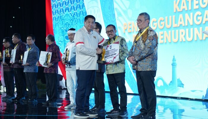 Sukses Tekan Kemiskinan dan Stunting, Pemkot Surabaya Borong Dua Penghargaan Kemendagri    