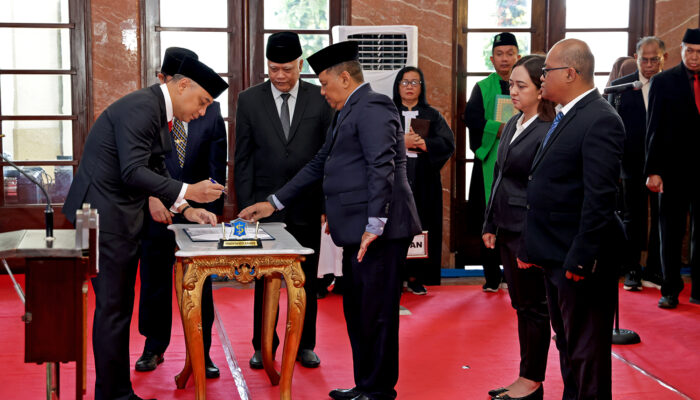 Wali Kota Eri Cahyadi Lantik 57 Pejabat Pemkot Surabaya, Targetkan Evaluasi Setiap 6 Bulan