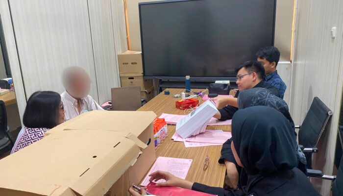 DJP Jatim I Serahkan Tersangka Kasus Penggelapan PPN PT SMS ke Kejaksaan