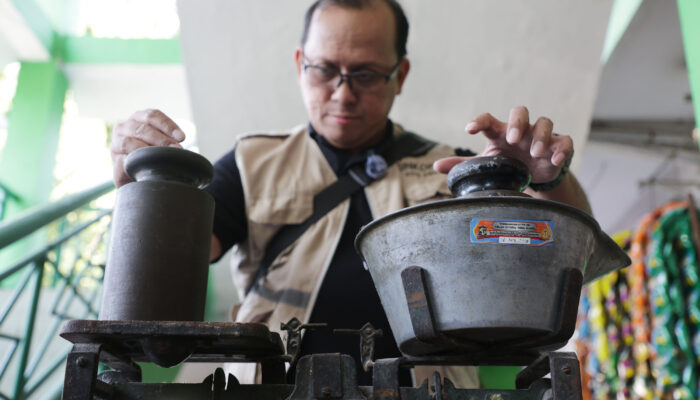 Tera Timbangan Gratis Keliling Pasar, Surabaya Jaga Kepercayaan Pedagang dan Konsumen