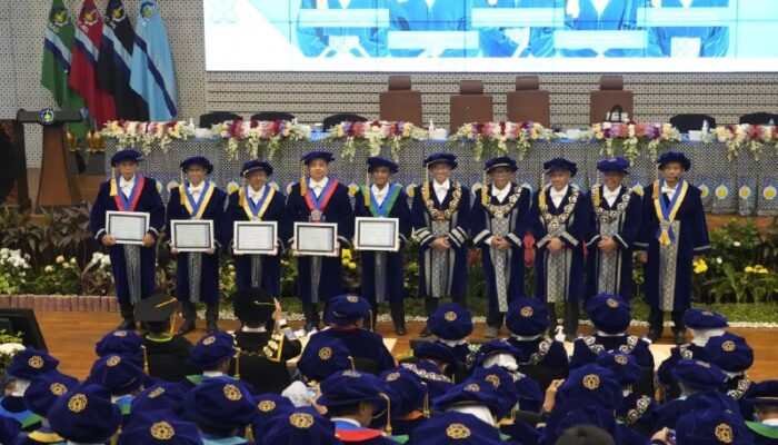 ITS Kukuhkan Lima Profesor Baru, Hadirkan Inovasi dari Prediksi Krisis hingga Energi Terbarukan