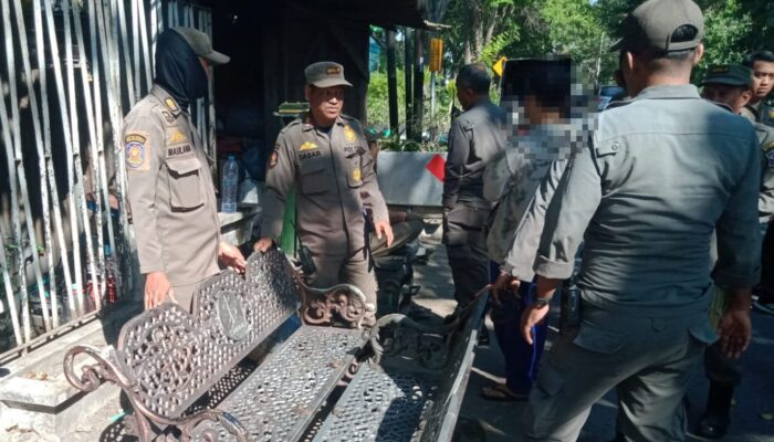 Satpol PP Surabaya Amankan Dua Kursi Besi Berlogo Pemkot dari Lapak Barang Bekas