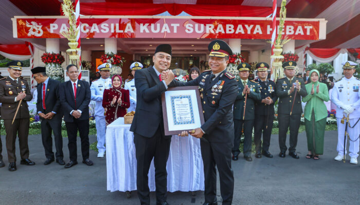 Terima Penghargaan di HUT ke-80 Bhayangkara, Wali Kota Eri Cahyadi Kuatkan Sinergi Bersama Polrestabes Surabaya