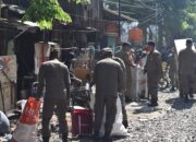 Satpol PP Surabaya Tertibkan Bangunan Liar di Atas Aset Pemkot, Lahan Disiapkan untuk Pengembangan TPS