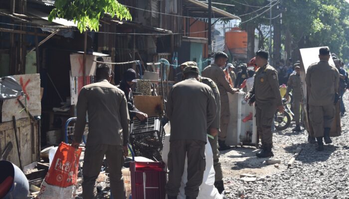Satpol PP Surabaya Tertibkan Bangunan Liar di Atas Aset Pemkot, Lahan Disiapkan untuk Pengembangan TPS
