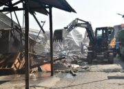 Amankan Aset Daerah, Pemkot Surabaya Tertibkan 192 Lapak Tak Berizin di Pasar Baru Pagesangan