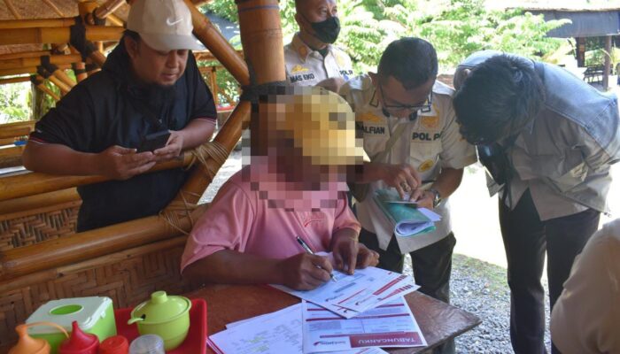 Pemkot Surabaya Percepat Penerapan Parkir Digital, Satpol PP Sosialisasi Sekaligus Buka Pendaftaran di Lokasi