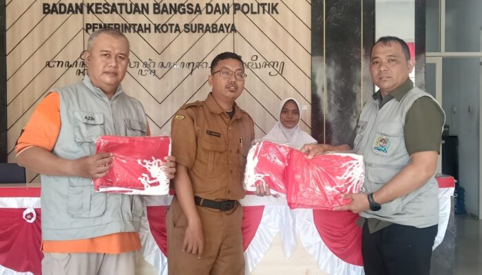 Perkuat Nasionalisme, Bakesbangpol Surabaya Gandeng FPK Bagikan 1.000 Bendera