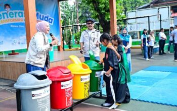 IDSurvey Edukasi 330 Siswa di Bidara Cina, Tanamkan Kepedulian Lingkungan Sejak Dini