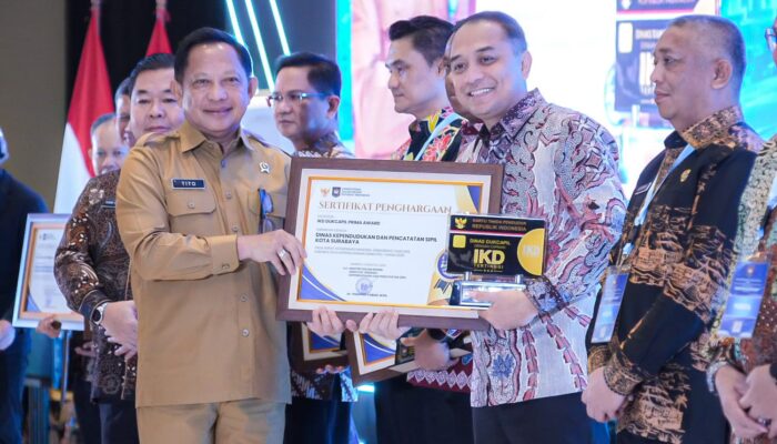Pemkot Surabaya Raih Dukcapil Prima Award, Aktivasi IKD Masuk 10 Besar Nasional