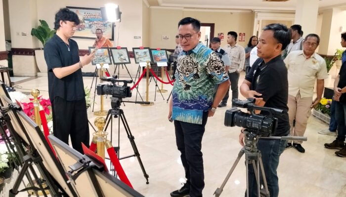 Dibuka Arif Fathoni, Pameran Foto Judes Indonesia: Cara Jurnalis Kritisi Kinerja DPRD Surabaya