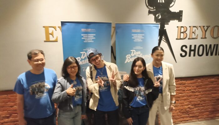 Diadaptasi dari Novel Pidi Baiq, Film ‘Dan Bandung’ Sukses Gelar Pemutaran Perdana di Surabaya