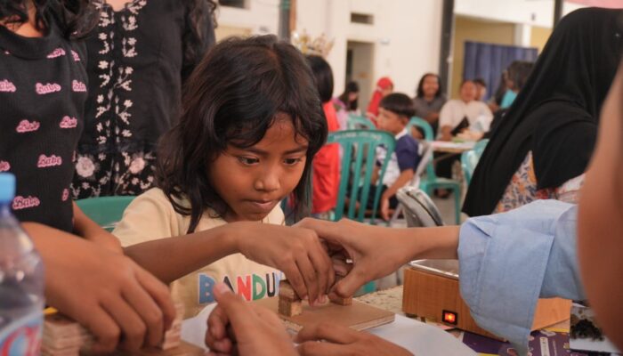 UK Petra dan KUB Genarta Kenalkan Edukit Batik Ramah Lingkungan untuk Anak-anak di Kampung Dolly