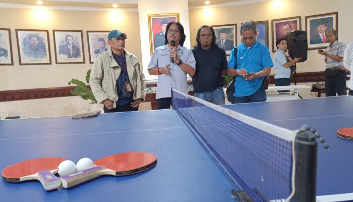 Semarak HUT Ke-81 RI, Jurnalis dan Sekretariat DPRD Surabaya Gelar Turnamen Tenis Meja