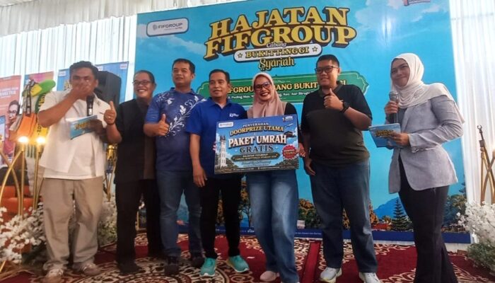 Dua Pelanggan FIFGROUP Raih Hadiah Umrah dari Hajatan Cabang Syariah 2026