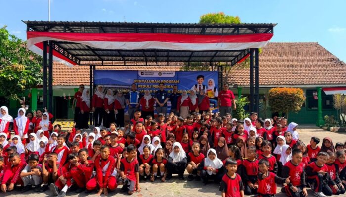 Jasamarga Gempol Pasuruan Salurkan 135 Paket Alat Tulis untuk Siswa SD Sidowayah