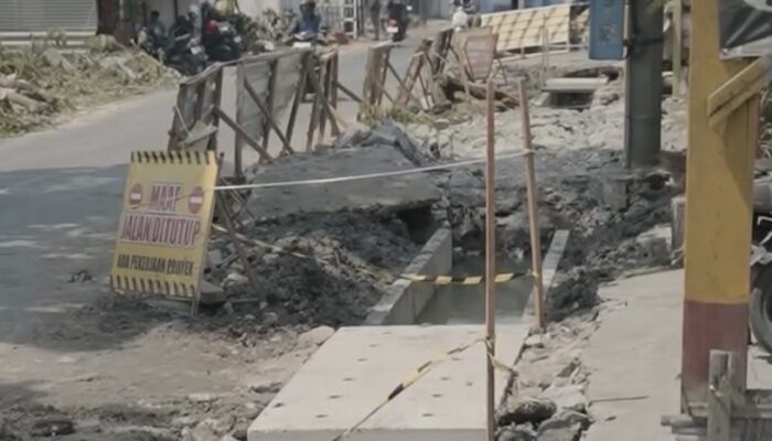Proyek Drainase Bikin Warga Terpeleset, Wali Kota Eri Tegur Kontraktor: Keselamatan Warga Utama