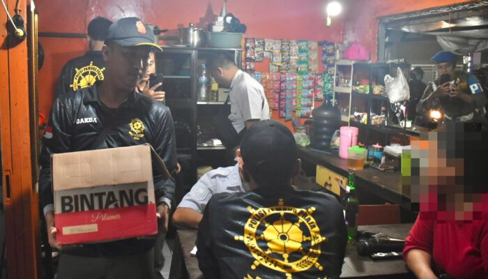 Tindaklanjuti Aduan Warga, Satpol PP Surabaya Temukan Warkop Jual Miras di Tengah Perkampungan