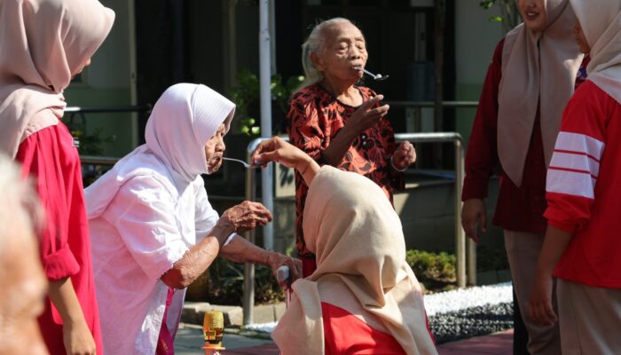 Bahagiakan Lansia, Pemkot Surabaya Gelar Lomba HUT Ke-81 RI Berhadiah Menu Favorit