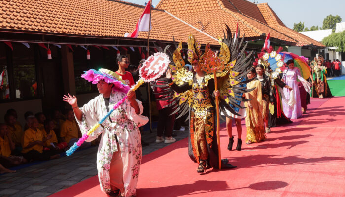 Makin Semarak, Ratusan Penghuni Liponsos Keputih Adu Kreativitas Lewat Fashion Show hingga Karaoke di HUT ke-81 RI