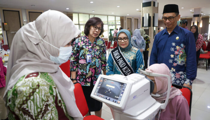 Pemkot Surabaya, Baznas, dan RSMM Jatim Bagikan Kacamata Gratis untuk 100 Guru PAUD